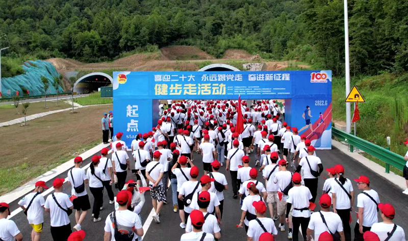 池州市團(tuán)委“喜迎二十大、奮進(jìn)新征程、永遠(yuǎn)跟黨走”健步走活動(dòng)在公司G318項(xiàng)目舉行6